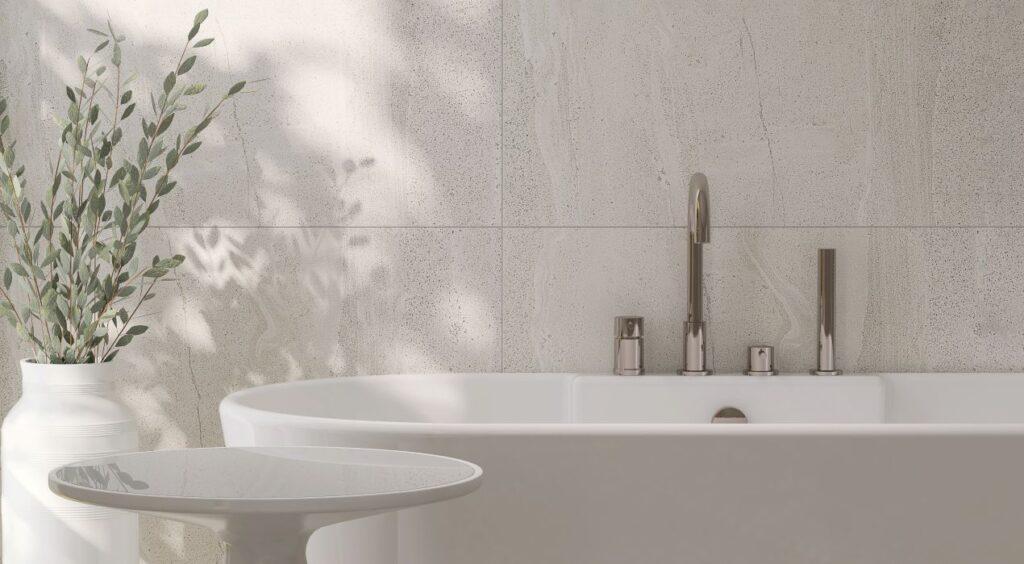 Duschrückwand Aluverbund mit heller Steinstruktur hinter moderner Badewanne und stilvoller Dekoration