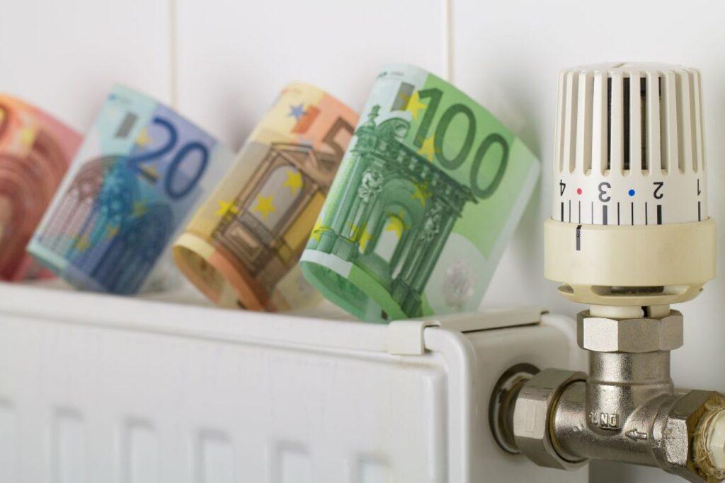Euro-Geldscheine auf Heizkörper symbolisieren steigende Heizölpreise Berlin und hohe Heizkosten