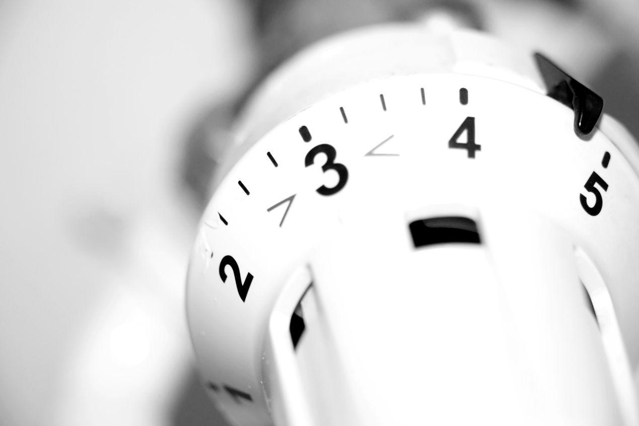 Nahaufnahme eines Heizkörperthermostats – Symbol für Sparpotenzial bei Heizölpreise Berlin durch richtige Temperatureinstellung