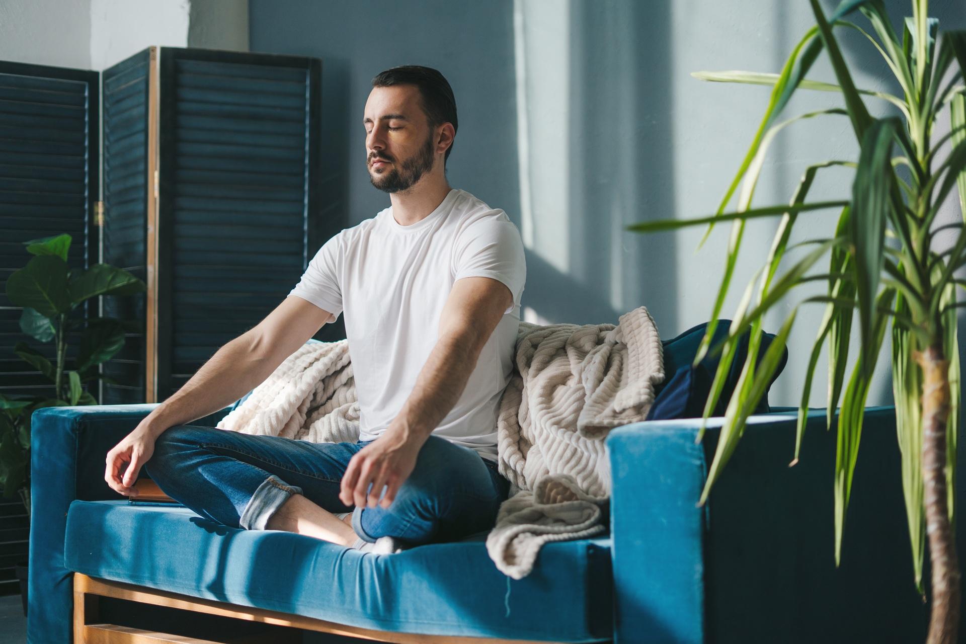 Meditation im Wohnzimmer bei Tageslicht | Escort Service Stuttgart