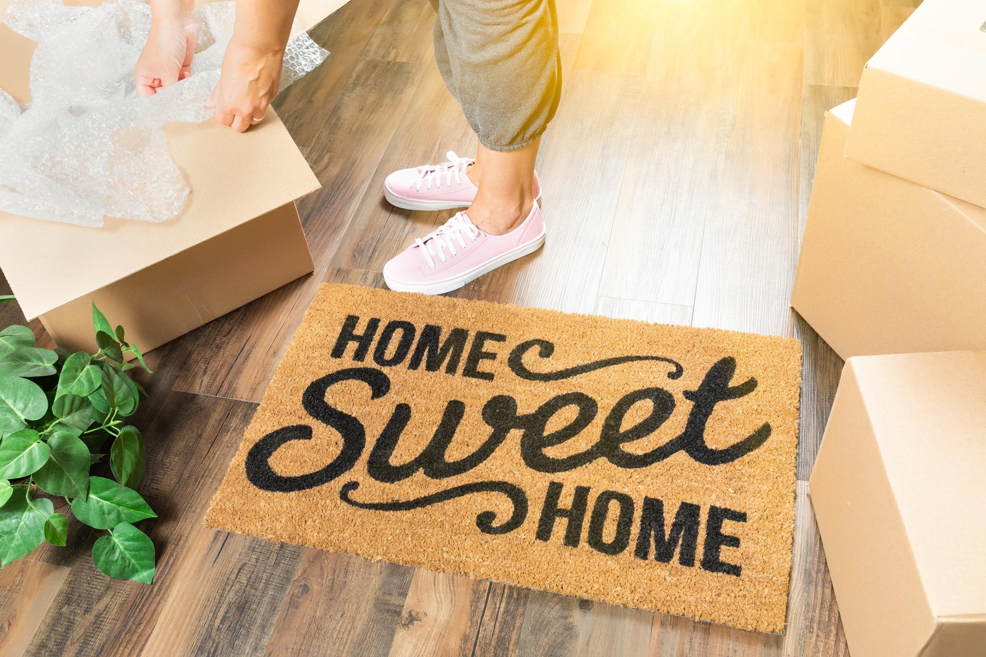 Fußmatte Home Sweet Home mit Umzugskartons | Kleiderschrank mit Spiegel